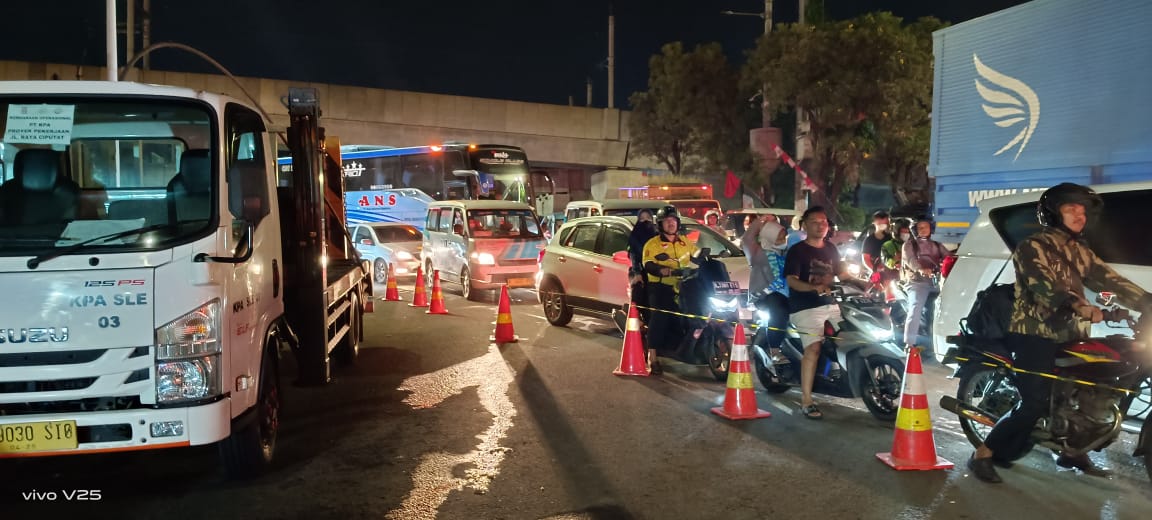 Macet parah akibat perbaikan jalan di Pasar Jumat
